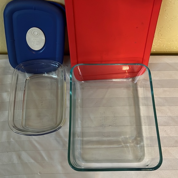 Two Pyrex bakeware with lids - Picture 3 of 3